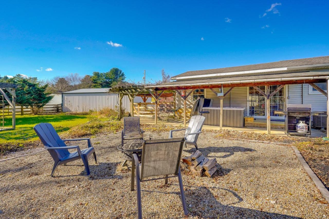 Hocking Hills Hideaway With Hot Tub And Fire Pit! Villa Logan Eksteriør billede