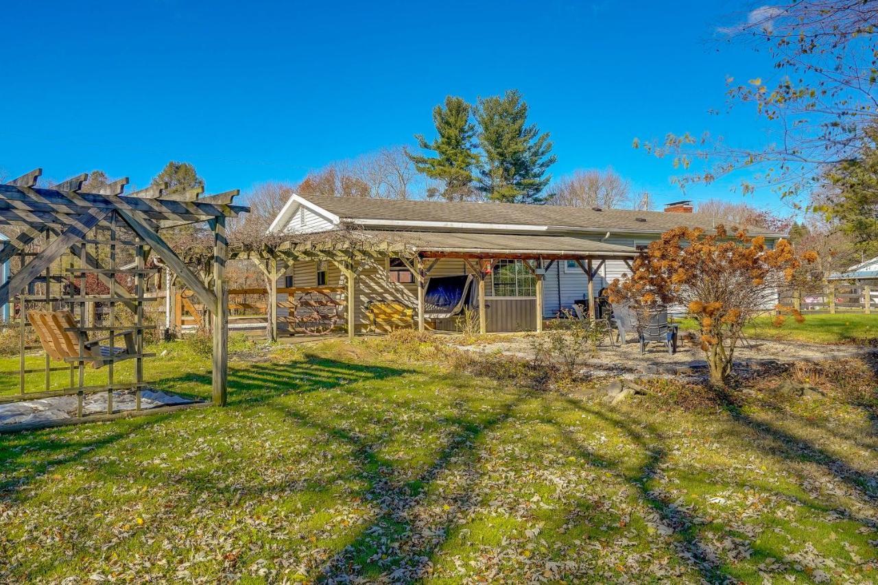 Hocking Hills Hideaway With Hot Tub And Fire Pit! Villa Logan Eksteriør billede