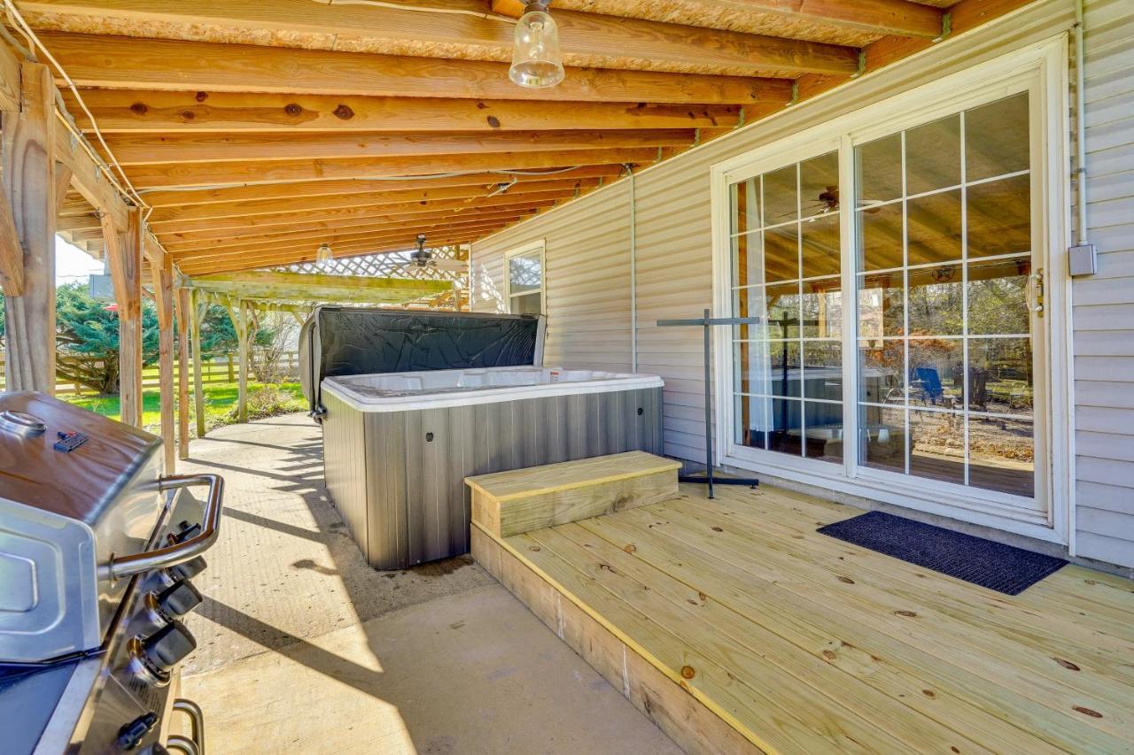 Hocking Hills Hideaway With Hot Tub And Fire Pit! Villa Logan Eksteriør billede