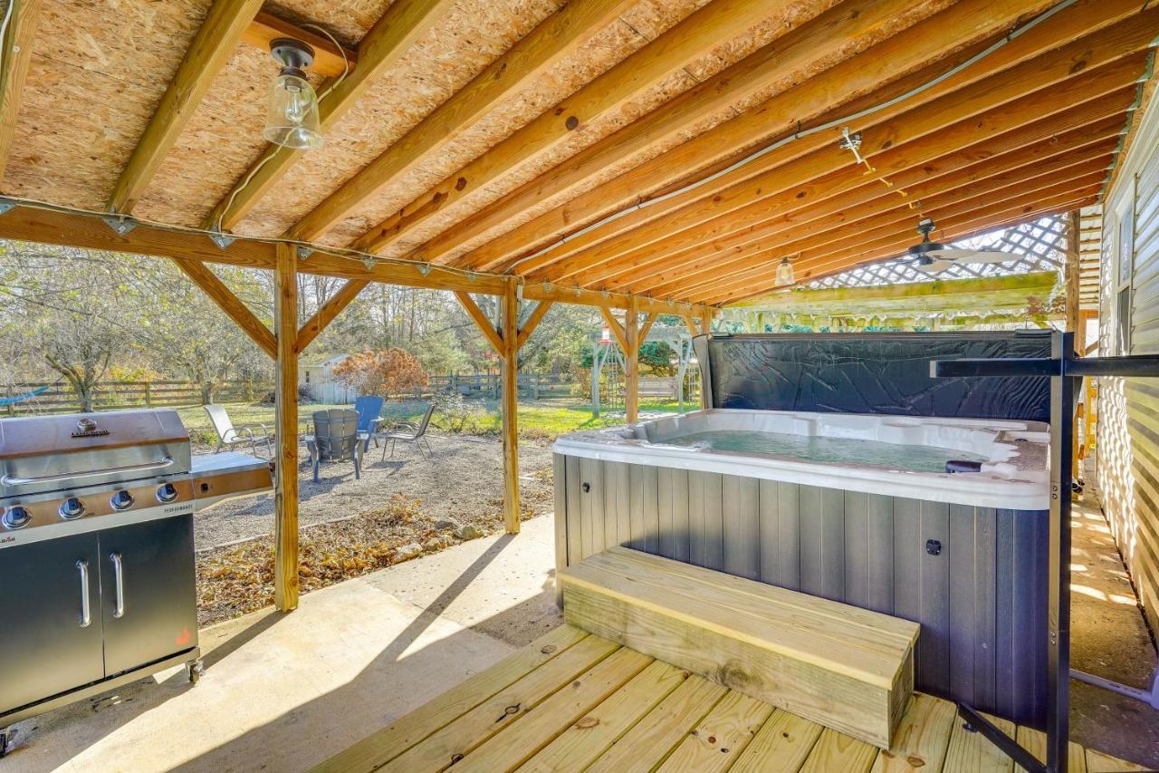 Hocking Hills Hideaway With Hot Tub And Fire Pit! Villa Logan Eksteriør billede